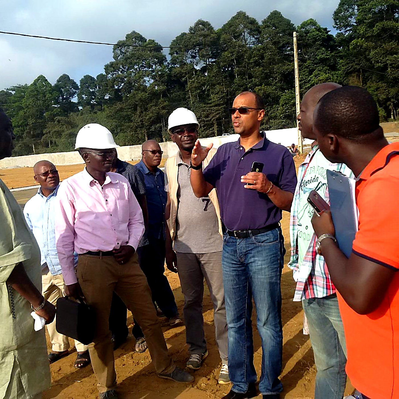 Briefing de chantier avec équipe pluridisciplinaire