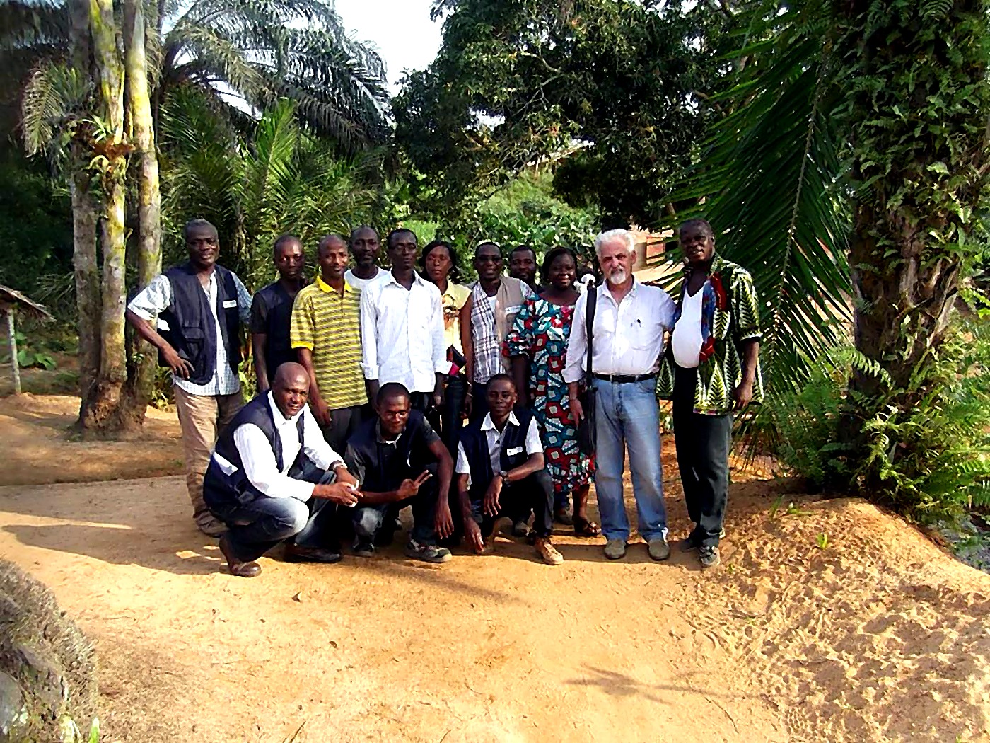 Photo de groupe lors d'une mission terrain en région