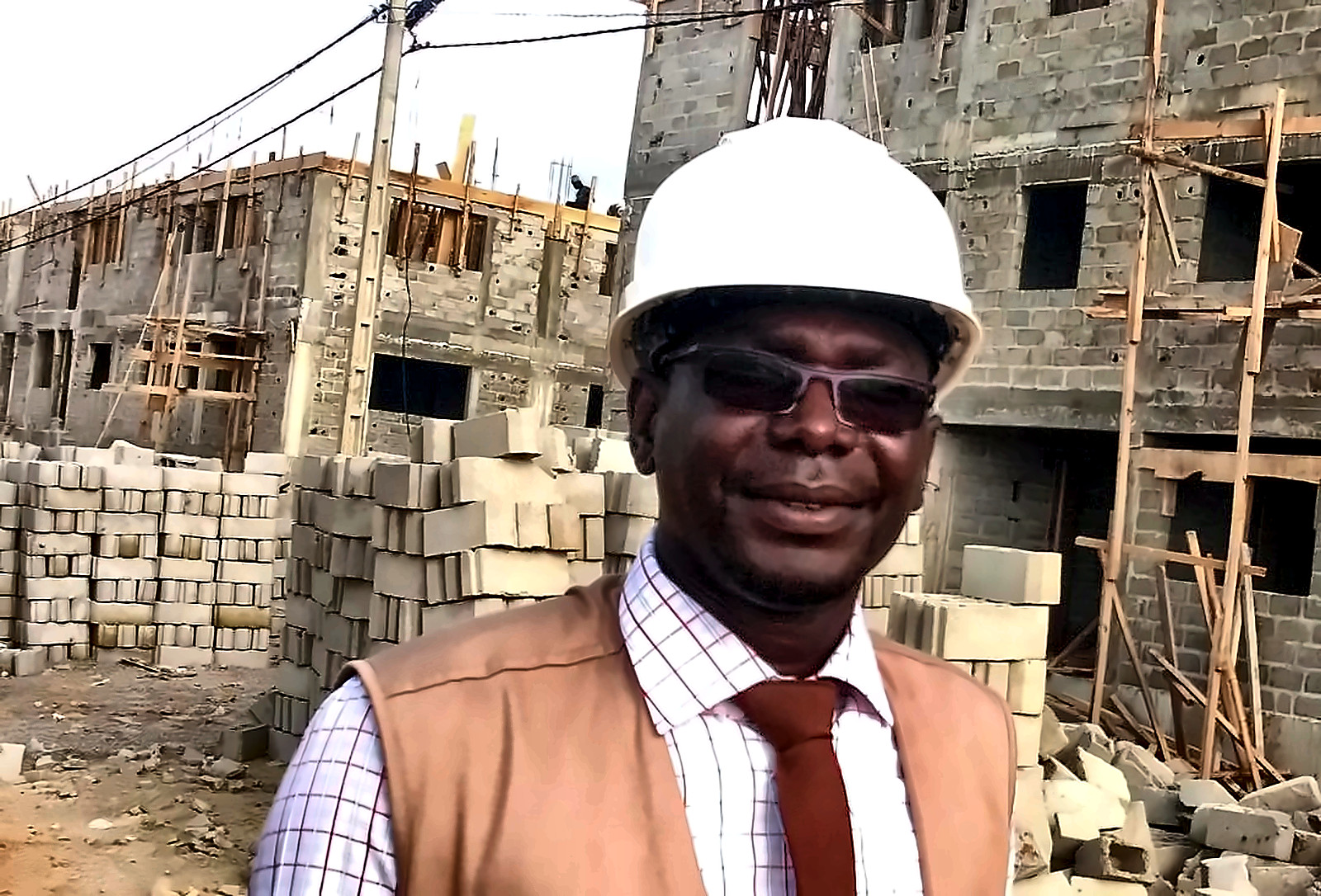 Expert Firenze sur chantier avec casque de sécurité